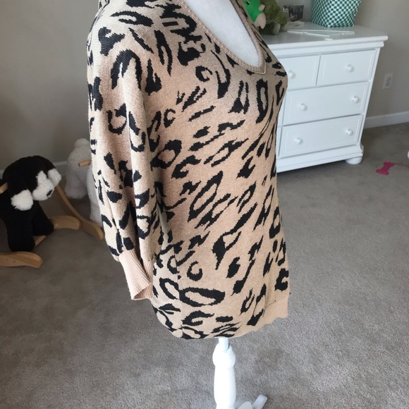Leopard print sweater with v neck - Picture 2 of 4